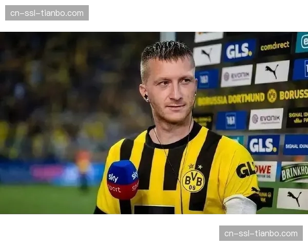 场边：科隆主帅因抗议判罚吃到黄牌，情绪激动