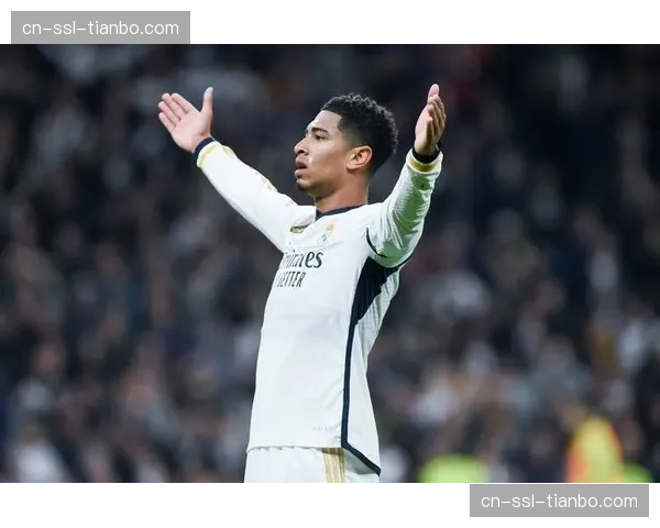 特写：进球后，贝林厄姆冲向皇马死忠看区做出标志性庆祝动作