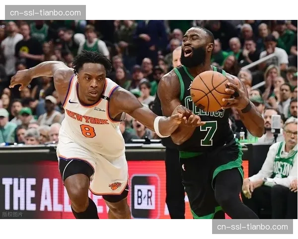 特写:赛后更衣室,杰伦·布朗与怀特研究比赛录像,讨论特定战术的跑位时机。 特写:赛后更衣室,杰伦·布朗与怀特研究比赛录像,讨论特定战术的跑位时机。