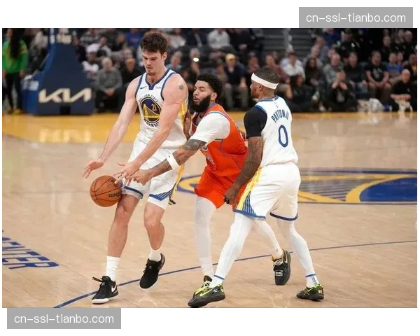 镜头回放:斯蒂芬·库里超远三分不中,安德鲁·维金斯第一时间冲抢补篮得手 镜头回放:斯蒂芬·库里超远三分不中,安德鲁·维金斯第一时间冲抢补篮得手